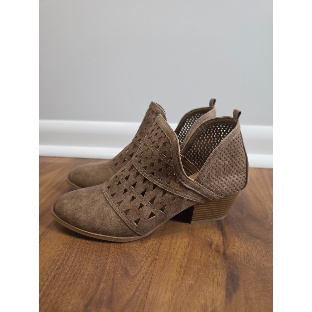 NIB Qupid Travis-06 Ankle Booties 7.5 Taupe Distressed Cut Out Block Heel